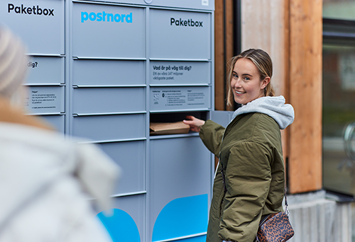 Hämtar paket från Postnords paketbox